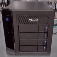 PROMISE Pegasus 32 R4 16TB, Storage / Raid Hardware Gehäuse mit 4x 4 TB Toshiba MN08ADA400E HDDs (Status: OK) , Anschlüsse: 2x USB-C-Thunderbolt 3 oder USB3.2 und 1x DisplayPort, Gerät läßt sich einschalten und an einem angeschlossenen Gerät erken...