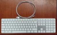 Apple Magic Keyboard mitTouchID und Ziffernblock (579C-A2520 - weiß/silber), Seriennummer: F0T2472RXET0PK8A6, Gerät mit leichten Gebrauchsspuren, mit einem USB ->Lightning Kabel, Tastatur wird an eine PC erkannt und läßt sich verwenden (keine Gara...