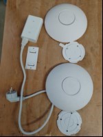 2x Ubiquiti Unifi AccessPoint UAP-AC-LR und 1x Ubiquiti Unifi PoE Injektor 48V, alles ungeprüft und etwas verschmutzt! (ID=V01-14)