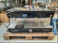 Kaffemaschine / Espressomaschine / Siebträgermaschine Futurmat Sensius Gold 25 Electronic 3GR Tall, Model: MF9093NTW, Touchdisplay , 18L Boiler, verschiedene Vorwahlprogramme (beleuchtet), 4x Siebträgergriffe(einer davon am Griff beschädigt), 1x T...