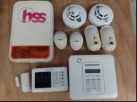 Teile aus Visonic PowerMaster Alarmanlage bestehend aus: 1x Zentrale, 1x Bedienteil, 4x Bewegungsmelder (2x davon mit Kamera), 2x Rauchmelder, 1x Sirene, alles ungeprüft, siehe Bild! (ID=V06-02)