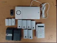 Teile aus Videofied Alarmanlage bestehend aus: 1x Videofied Funkalarmzentrale mit Sirenenmodul, 6x Bewegungsmelder mit Kamera, Bedienteil und Zubehör (siehe Bild), alles ungeprüft! (ID=V10-03)
