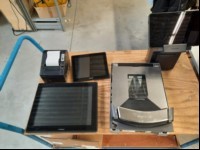 Teile aus Kassensystem mit Touchkasse Posiflex XT-3815 (ohne Standfuß), Kunden-Monitor(ohne Standfuß), SNBC Thermo-Bon-Drucker BTP-R180II, Kassen-Waage, Magellan SL 9800i, Posiflex-Tablet mit Pistolengriff und dazugehöriger Basis, vereinzelte Vers...
