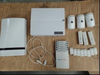 Teile aus Jablotron Alarmanlage bestehend aus: 1x Jablotron JA-103 K Zentrale, Bedienteil JA-154E 3x Funk-Kamera-PIR Bewegungsmelder JA-160PC, 3x Funk-Glasbruchmelder JA-180B, 8x Funk-Magnetkontakt JA-151M und 1x Sirene JA-163A RB, alles ungeprüft...