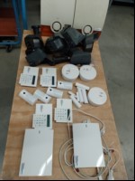 Teile aus Alarmanlage bestehend aus: 2x Schutzhaus W-Zentrale IP/GPRS, 4x Bedienfeld, 4x Bewegungsmelder mit Kamera, 3x Rauchmelder, 7x Kamera, 4x Fenster/Türkontakt und 2x Sirene, alles ungeprüft! (ID=V09-32)