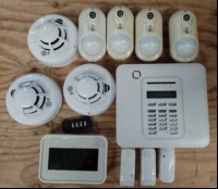Teile aus Visonic Alarmanlage bestehend aus: 1x Visonic PowerMaster-10 G2 VDS GSM, 1x Bedienteil, 1x Fernbedienung, 3x Rauchmelder, 4x Bewegungmelder mit Kamera und 3x Magnetkontakt, Lieferumfang siehe Bild, alles ungeprüft! (ID=V08-13)