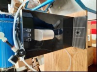 Tafelwasseranlage Welltec CUBE Compact mit Festwasseranschluss und Zubehör, Sticker-Klebereste an der rechten Seite, siehe Bilder, Gerät nur elektrisch geprüft (Gerät lässt sich einschalten, LED\'s an der Front leuchten blau, keine weiteren Tests d...