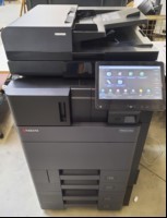 Kyocera TASKalfa 3253ci SN:RFH0839384, Inbetriebnahme 12.2020, 4 Papierkassetten, optisch gebrauchter Zustand, Abschürfungen am Gehäuse, Klebereste am Gehäuse, Zähler gesamt: ca.45088  laut Anzeige , Tonerstand unbekannt , Ausdrucke nicht möglich ...