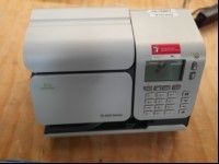 Neopost IS-240 Frankiermaschine, optisch sehr guter Zustand, siehe Bilder Gerät lässt sich einschalten, keine weiteren Tests durchgeführt, keine Garantie auf Funktion und Vollständigkeit (ID=V03-43)