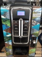 Kaffeeautomat Evoca Spa Necta Solista ESB5A-R/DQ mit Münzprüfer, inkl. Unterschrank und 1x Schlüssel, Seriennummer: 21021003, Maschine muss gereinigt werden! Gerät lässt sich einschalten - keine weiteren Tests durchgeführt! (ID=V14-00)