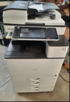 Ricoh Aficio MPC 3003, SN: E154M935840, 4 Papierfächer, Faxkarte, optisch gebrauchter Zustand, Gehäuse verschmutzt und mit Abschürfungen,  Zähler gesamt: ca. s/w110764, color ca. 41809 laut Statusseite, Toner verbraucht,Ausdruck gut, Reinigung und...