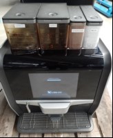 Kaffeeautomat de Jong Duke NIO 320 Compact 20.2 (S/N: 2021308274006), Baujahr: 07.2021, 2 Schlüssel, mit Unterschrank, Maschine elektrisch geprüft - Gerät startet, keine weiteren Tests durchgeführt, Reinigung notwendig! (ID=V12-00)