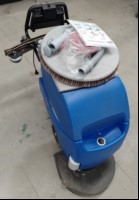 Scheuersagmaschine / Reinigungsmaschine Columbus RA 55 BM 40 iL D17 (Art.Nr.: 14355000), Seriennummer: 143503249B, Zählerstand Betriebsstunden: 199.8h, 2x Schlüssel, mit Tellerbürste und Saugbalken gebogen (eine Schraube zur Befestigung an der Mas...