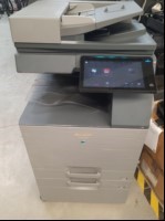 Sharp BP50C26,SN: 2505713700 2 Papierkassetten, Unterschrank  Gerät stark verschmutzt, Abschürfungen am Gehäuse,  Wartung und Service notwendig, Gedruckte Seiten sw 1759, Farbe 12039  Ausdrucke mit Streifen, vermutlich Bildtrommeln defekt wegen la...