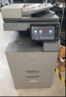 Sharp BP50C26,SN: 2511266300 2 Papierkassetten, Gerät stark verschmutzt, Abschürfungen am Gehäuse, Transportschaden  Kopierer Gehäuse, Steckverbindung zur unteren Kassette defekt,  Wartung und Service notwendig, Gedruckte Seiten sw 2438, Farbe 632...