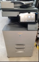 Sharp BP50C26,SN: 2506001700 2 Papierkassetten, Unterschrank, Faxkarte,   Gerät verschmutzt, Abschürfungen am Gehäuse,  Wartung und Service notwendig, Gedruckte Seiten sw 2301, Farbe 9139  Ausdrucke gut, Inbetriebnahme laut Rechnung: 09.2022, kein...