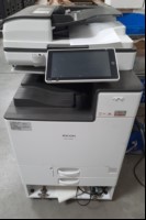 Ricoh IM C3000A, SN:3100R211666, 2 Papierkassetten, optisch schlechter  Zustand, Gehäuse mit Abschürfungen, Unterschrank defekt,Rollen fehlen,  Zähler gesamt: ca. s/w 64734, color ca. 46301 laut Statusseite, Toner fast verbraucht, Ausdrucke gut, R...