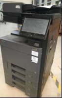Kyocera TASKalfa 3253ci, SN:RFH9714274 4 Papierkassetten,Zähler total:85894, color:32725, s/w:53169, gebrauchter Zustand mit Verschmutzungen, Klebereste und Abschürfungen am Gehäuse, unterer Kassettenschrank defekt,, Transportschaden, Datenlöschun...