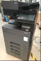 Kyocera TASKalfa 3253ci, SN:RFH2150918 4 Papierkassetten,Zähler total:37419, color:8432, s/w:28987, gebrauchter Zustand mit Verschmutzungen, Klebereste und Abschürfungen am Gehäuse,  Datenlöschung durchgeführt, Reinigung und Service empfohlen, kei...