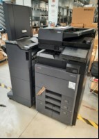 Kyocera TASKalfa 3253ci, SN:RFH2150943 4 Papierkassetten, externer Finisher (ungetestet),  Klappe Resttonerbox defekt, Zähler total:94928, color:13371, s/w:81557, gebrauchter Zustand mit Verschmutzungen, Klebereste und Abschürfungen am Gehäuse,  D...