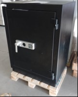 Eurotresor  ET/F 2 IF, EZ, Farbe RAL 7035 Verkehrsschwarz, elektronisches Zahlenschloss , Notschlüssel,
Rechnungsdatum 02/2020, kleine Lackschäden,
Maße: 80x57x107,5 (lxbxh in cm), 483kg
Kein Versand und keine Verpackung! (ID=T10-00)