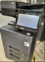 Kyocera TASKalfa 3253ci, SNRFH9714127 4 Papierkassetten,Zähler unbekannt, gebrauchter Zustand mit Verschmutzungen, Klebereste und Abschürfungen am Gehäuse, Kopierer defekt, startet nicht keine Anzeige, Reinigung und Service notwendig, keine Garant...