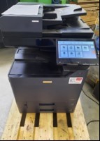 Utax 2508ci SN:h571z09951, Inbetriebnahme 07.2024, 4 Papierfächer, Toner: ca. 40% Zähler: Black 3268 , Color 8748, laut Statusseite, optisch schlechter Zustand, Unterschrank defekt, Frontklappe defekt, Transportschaden.,  Ausdrucke gut, keine weit...