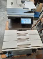 Sharp Sharp MX-3071,SN: 9513058X00, 4 Papierkassetten, Gerät verschmutzt und Abschürfungen am Gehäuse, Kopierer und Kassetteneinheit stehen nebeneinander auf Palette, Reinigung und Service notwendig, Inbetriebnahme 05.2020, Seitenanzahl: s/w ca.61...