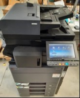 Kyocera Taskalfa 3252ci SN: W2S7316055, Inbetriebnahme 08.2018, 4 Papierkassetten, Zähler total:416680 laut Statusseite, Ausdrucke gut, Gehäuse mit Abschürfungen und Verunreinigungen, Gehäuse Schaden, Abdeckung Resttonerbox defekt, Datenlöschung d...