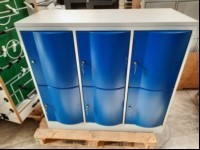 Sideboard-Spind Farbe: Grau,Fächer Blau,  6 Fächer mit jeweils 2x Schlüssel pro Fach (ein Paar Schlüsselfehlt- für das Fach oben links), Schrankmaße: ca. H: 92 cm, B: 115cm, T: 49 cm, Fachmaße: ca. H: 43cm, B: 35 cm, T: 45 cm, siehe Bilder (ID=A06-00