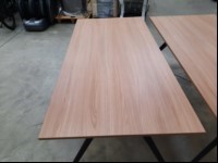 Konferenztisch Kastanienplatte mit schwarzem Metallgestell, Tisch muss Sachgerecht montiert werden, Maße: H: 74,5cm, B: 160cm, T: 80cm, kein Versand/Verpacken nur Selbstabholer, keine Garantie auf Funktion und Vollständigkeit (ID=A06-00)