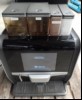 Kaffeeautomat de Jong Duke NIO 320 Compact 20.2 (S/N: 2021308274006), Baujahr: 07.2021, 2 Schlüssel, mit Unterschrank, Maschine elektrisch geprüft - Gerät startet, keine weiteren Tests durchgeführt, Reinigung notwendig! (ID=V12-00)