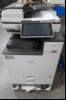 Ricoh IM C3000A, SN:3100R211666, 2 Papierkassetten, optisch schlechter  Zustand, Gehäuse mit Abschürfungen, Unterschrank defekt,Rollen fehlen,  Zähler gesamt: ca. s/w 64734, color ca. 46301 laut Statusseite, Toner fast verbraucht, Ausdrucke gut, R...