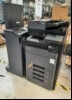 Kyocera TASKalfa 3253ci, SN:RFH2150943 4 Papierkassetten, externer Finisher (ungetestet),  Klappe Resttonerbox defekt, Zähler total:94928, color:13371, s/w:81557, gebrauchter Zustand mit Verschmutzungen, Klebereste und Abschürfungen am Gehäuse,  D...