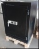 Eurotresor  ET/F 2 IF, EZ, Farbe RAL 7035 Verkehrsschwarz, elektronisches Zahlenschloss , Notschlüssel,
Rechnungsdatum 02/2020, kleine Lackschäden,
Maße: 80x57x107,5 (lxbxh in cm), 483kg
Kein Versand und keine Verpackung! (ID=T10-00)