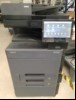 Kyocera Taskalfa 3253ci, SN:RFH1548435 , Inbetriebnahme 08.2024, 2 Papierkassetten, Unterschrank,rechts fehlt eine Abdeckung( siehe Bild) Zähler total: 64542 laut Statusseite, Ausdrucke gut, Gehäuse mit Abschürfungen und Verunreinigungen, Datenlös...