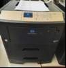  Laserdrucker Konica Minolta bizhub 4000P, Inbetriebnahme 04.2023 mit 3 Papierkassetten, Farb-Display, laut Testausdruck: 143063 gedruckte Seiten, Tonerrest bei ca. 50%, Anschlüsse: USB und Netzwerk,:  Testausdruck ok! Bedienfeld ist vergilbt! (ID...