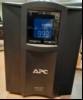 APC SmartUPS C1500, SN: AS1937162718, nur elektrisch geprüft (Gerät lässt sich einschalten, keine weiteren Tests durchgeführt), keine Garantie auf Funktion und Vollständigkeit, kein Versand / Verpacken nur Slbstabholung (ID=V14-02)