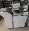 Ricoh MP 6055SP mit Finisher, SN:c408pc00043,Zähler: ca. 347562,, Inbetriebnahme 08.2019, elektrisch geprüft, Ausdruck gut , Gehäuse  verschmutzt mit Abschürfungen, Unterschrank mit Paperdeck,Toner vorhanden, keine weiteren Tests durchgeführt - ke...