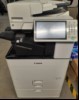 Canon iR Adv C5535i III, SN: 2KE31135, 2 Papierkassetten
Ppaiermagazin, interner Finisher,  Zähler 102 gesamt: 206197, 124 color:142492, 109 s/w:63705, Gehäuse mit Gebrauchsspuren,  Zählerliste und Testseite gedruckt, Ausdrucke gut keine weiteren ...