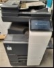 Konica Minolta bizhub C250i, SN: AA2M021525963,
2 Papierkassetten, Unterschrank, Gerät sehr stark verschmutzt, Abschürfungen am Gehäuse, Unterschrank defekt,  Datenlöschung durchgeführt, Wartung und Service notwendig, Gedruckte Seiten ca 36492
Te...