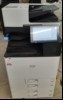 Ricoh IM C3010A, SN: 9154R441316, 4 Papierkassetten, Faxkarte  Duplex-Scanner D3K3, optisch gebrauchter Zustand, Gehäuse mit Verschmutzungen und Kleberesten, Fronttür mit Transporschadn, Zähler gesamt: ca. s/w13657, color ca.3547 laut Statusseite,...