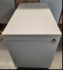 OKA Rollcontainer auf Rollen mit 4 Fächern und einem Schlüssel, Farbe: weiß, Seiten schwarz, H: 56,5 cm, B: 43 cm, T: 80 cm, Verschmutzungen und Kratzer vorhanden, siehe Bsp.-Bilder, kein Versand / Verpacken - nur Selbstabholer (ID=V15-61)