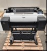 Canon iPF TM200,SN: 21BAVH05345, System startet,Tinte leer, Düsenmuster nicht möglicht, Rollen sind demoniert und beigefügt, Plotter steht auf Palette,  Gehäuse verschmutzt mit Abschürfungen, keine Garantie auf Funktion und Vollständigkeit, alle A...