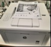 HP Laserjet Pro M203dn, Anschlüsse: Netzwerk und USB, Seriennummer: VNC6T10951, Testausdruck: blass-fehlerhaft, siehe Bilder, im Original Karton (ID=T01-00)